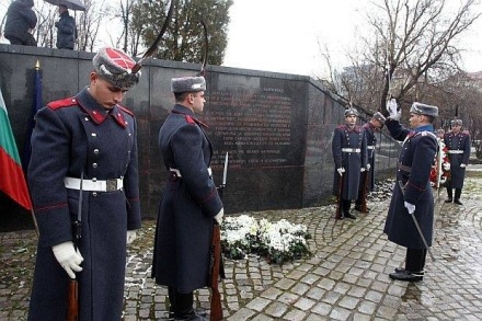 Гвардейски караул пред венеца с форма на бял кръст, положен от клуб "Един завет" на паметника на жертвите на комунизма!